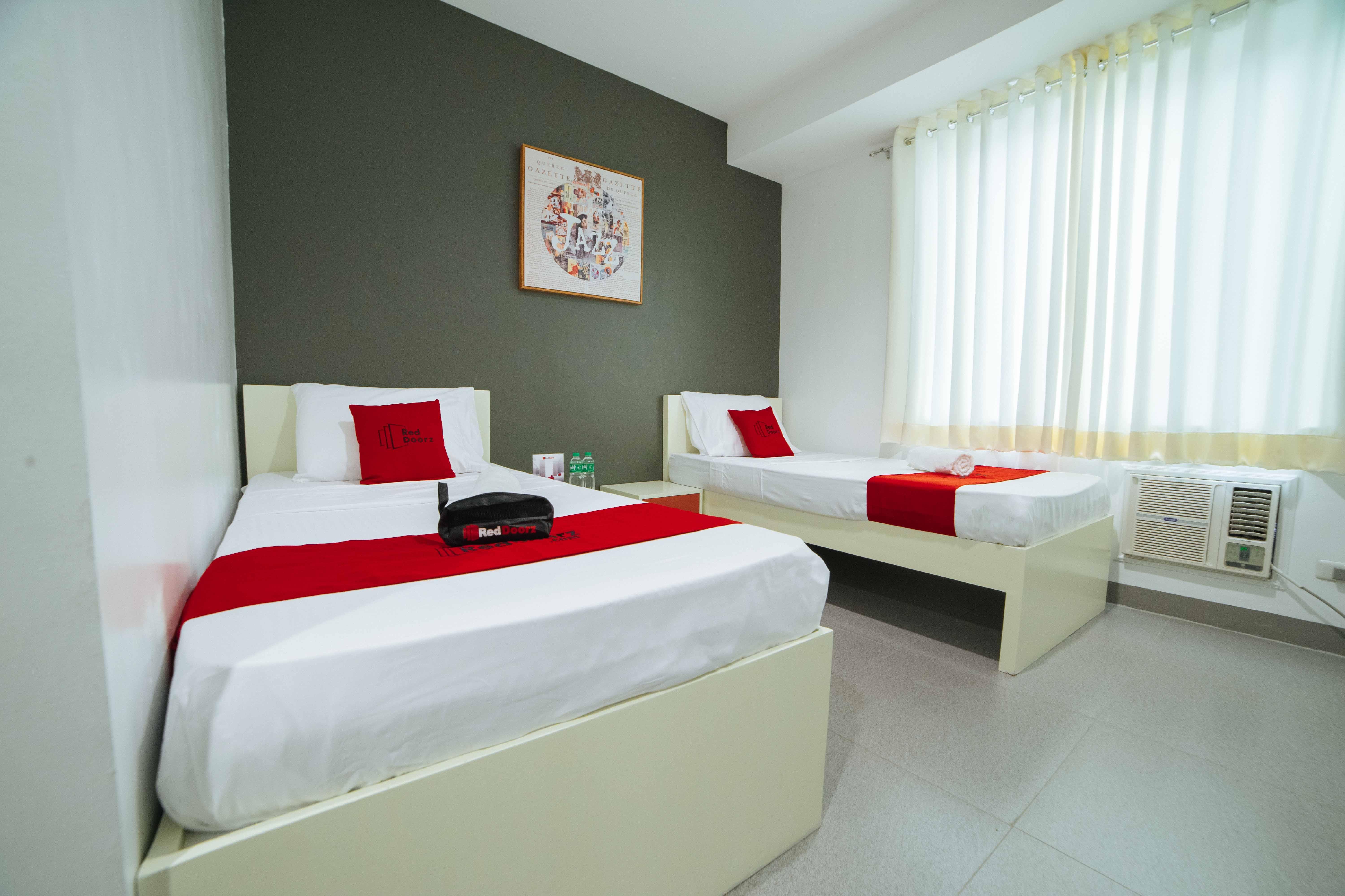 เรดดอร์ซ พลัส แอท โรแซส สตรีท ดาเวา - พนักงานฉีดวัคซีนแล้ว Hotel Davao ภายนอก รูปภาพ