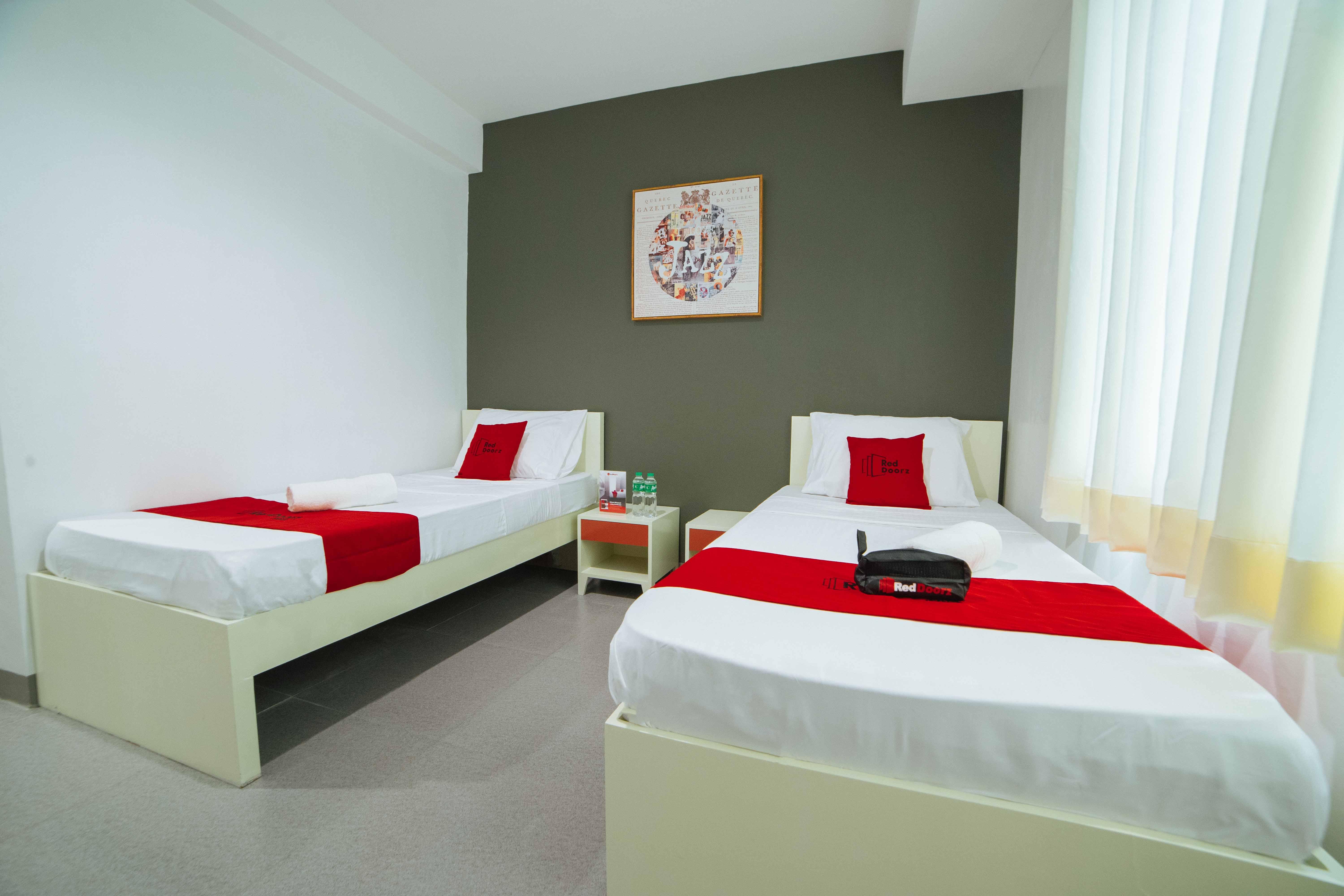 เรดดอร์ซ พลัส แอท โรแซส สตรีท ดาเวา - พนักงานฉีดวัคซีนแล้ว Hotel Davao ภายนอก รูปภาพ
