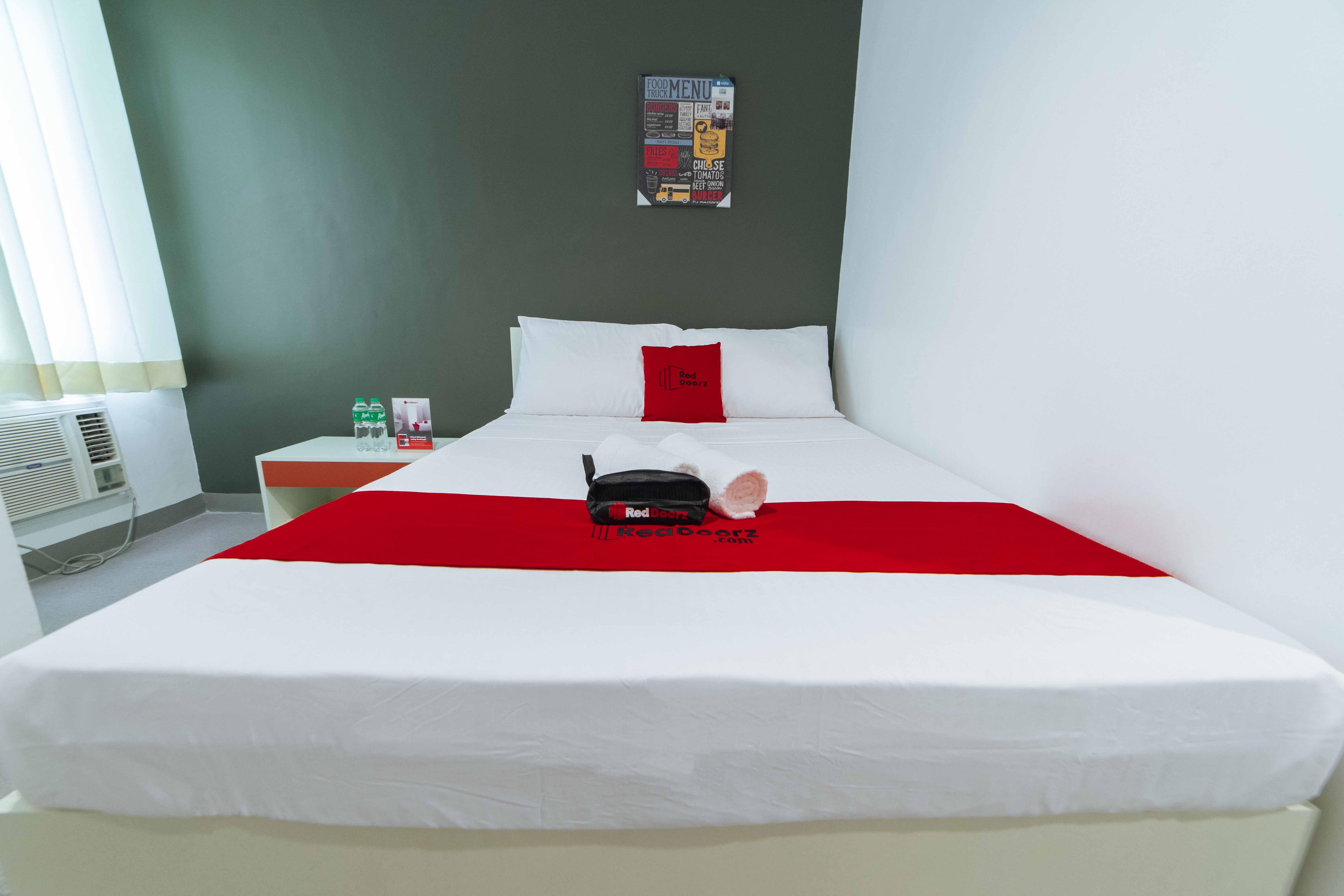 เรดดอร์ซ พลัส แอท โรแซส สตรีท ดาเวา - พนักงานฉีดวัคซีนแล้ว Hotel Davao ภายนอก รูปภาพ
