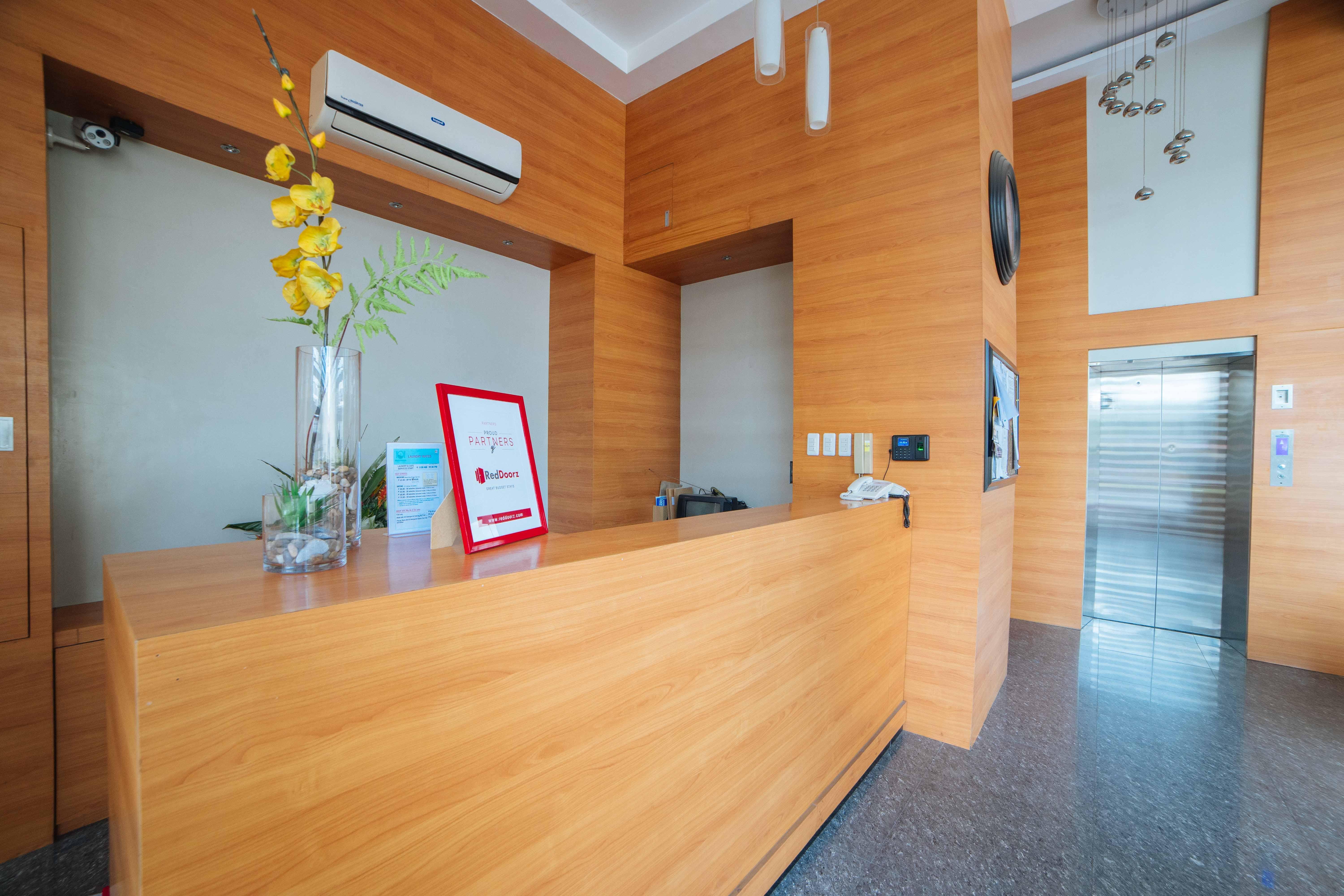 เรดดอร์ซ พลัส แอท โรแซส สตรีท ดาเวา - พนักงานฉีดวัคซีนแล้ว Hotel Davao ภายนอก รูปภาพ