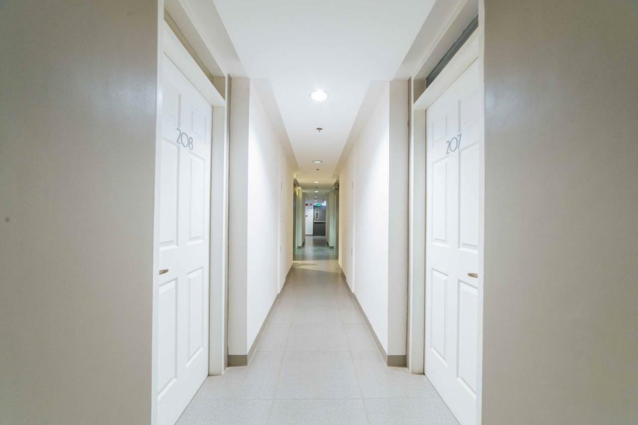 เรดดอร์ซ พลัส แอท โรแซส สตรีท ดาเวา - พนักงานฉีดวัคซีนแล้ว Hotel Davao ภายนอก รูปภาพ