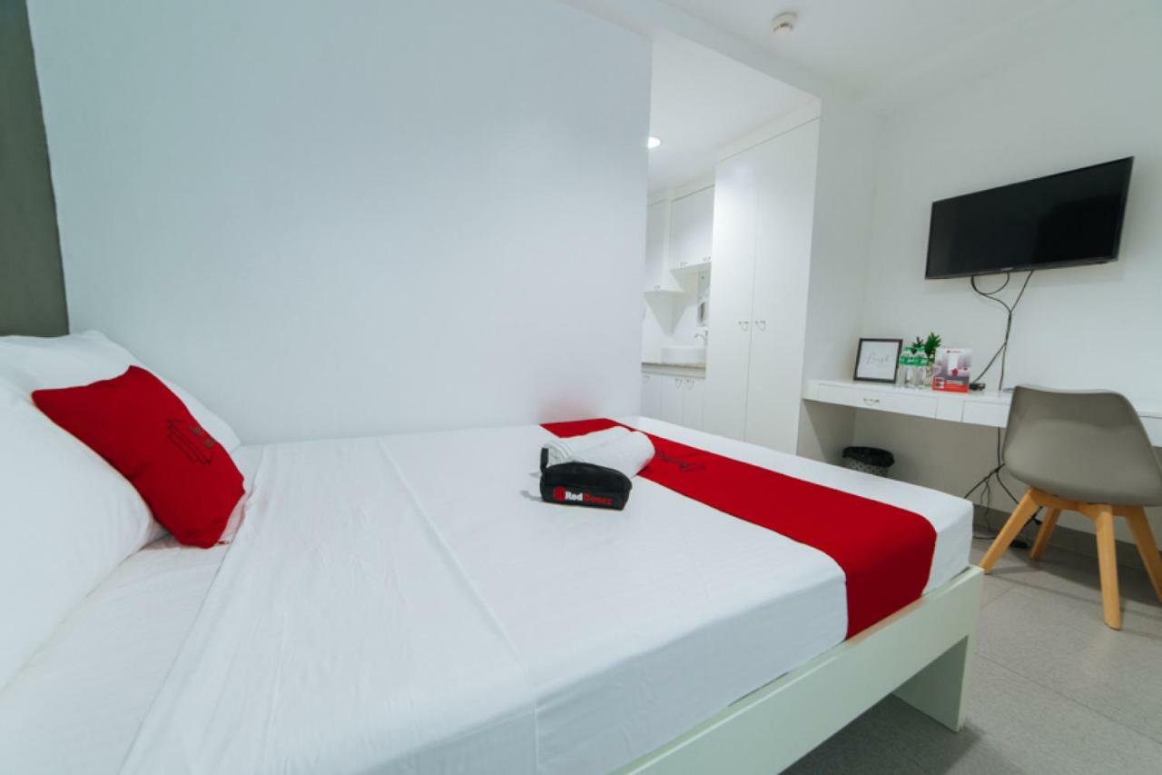 เรดดอร์ซ พลัส แอท โรแซส สตรีท ดาเวา - พนักงานฉีดวัคซีนแล้ว Hotel Davao ภายนอก รูปภาพ